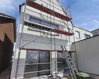 Een buitengevel met stelling