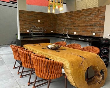 uma mesa de jantar com mesa e cadeiras de madeira
