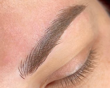 zdjęcie pokazuje efekt zabiegu microbladingu brwi wykonany przez profesjonalną lingeristkę Marynę 