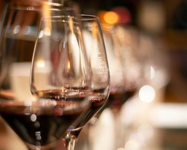 Seleção de vinhos por um sommelier de tinto para prova em casa.