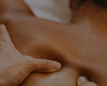 Massage sur le haut du dos