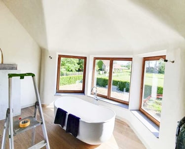 een badkamer met een gepleisterde hoekige plafond