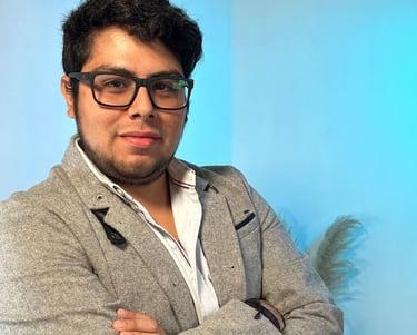 psicologo profesional sonriendo para una foto con vestimenta formal