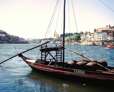 Barco típico do rio Douro a transportar vinho do porto.