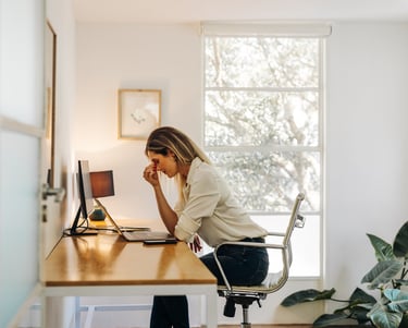Femme fatiguée, épuisée, surmenées par son quotidien