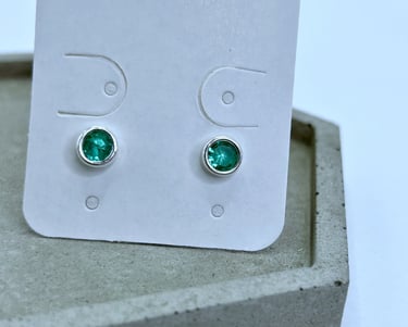 brinco em prata 925 ponto de luz verde