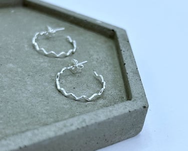 Brinco em prata 925 modelo zig zag