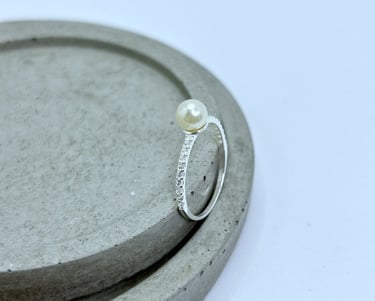 Anel em prata 925 com imitação de pérola