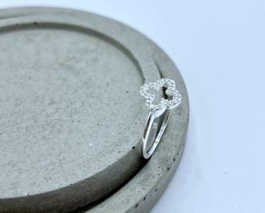 Anel em prata 925 trevo vazado cravejado com zircônia