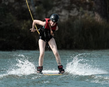 Une femme en train d'effectuer une figure en wakeboard