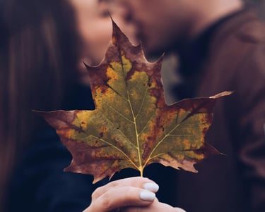 couple kissing