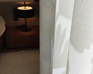 Detalle de cortina con estampada con motivos florales y hojas