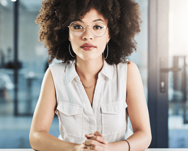  Femme portant une large coiffure afro colorée et des lunettes