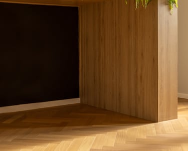 ambiente residencial com madeira natural tauari espinha de peixe, painel de madeira e área verde