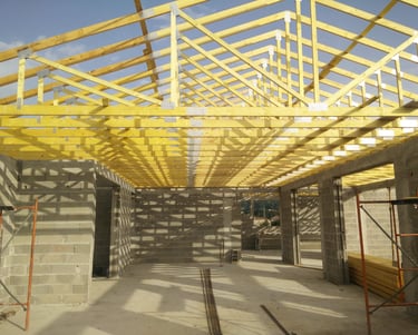 Estruturas pré-fabricadas de madeira para construção.