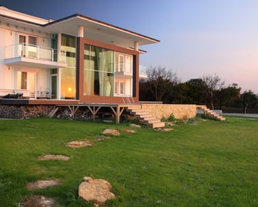 architektoniczne zdjęcie fasady na zachodzie słońca