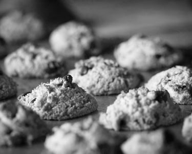 Bandeja de galletas caseras con chips de chocolate, recién salidas del horno