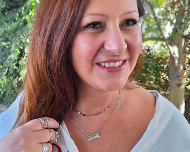 Femme avec colliers en argent