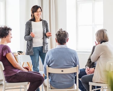 groupe qui pratique la sophrologie caycédienne en tenue décontractée
