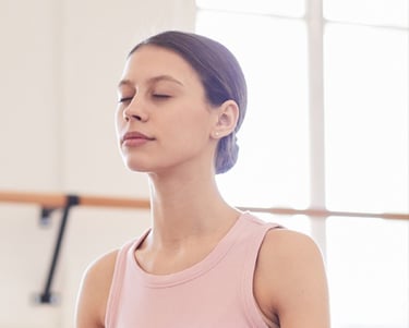 Jeune femme sereine et détendue qui pratique la relaxation dynamique de Caycedo