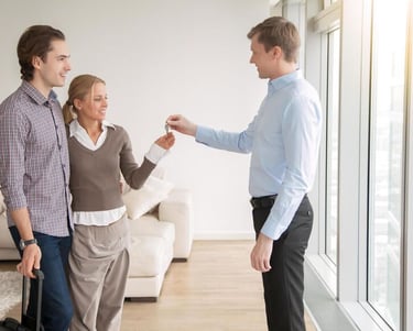 Équipe de la conciergerie Cozyguest en train de préparer une propriété pour les invités