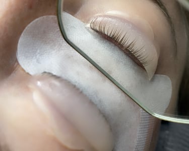 rehaussement de cils, vue d'un petit miroir