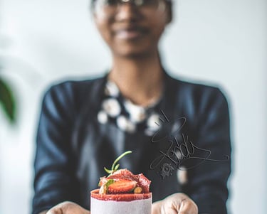 Eolia Pâtisserie présente un élégant dessert végétalien à base de fraises et de crème, servi sur une assiette dorée