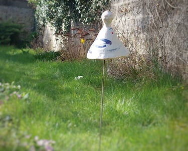 estelle del céramiste petite sculpture en grès blanc montée à planter pour honorer le souvenir