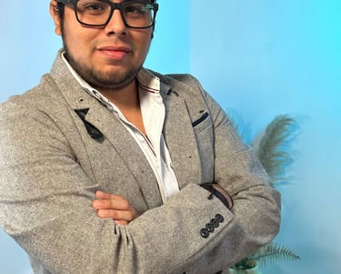 psicologo profesional sonriendo para una foto con vestimenta formal