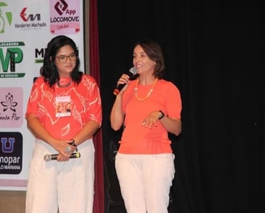 Elaine Rodrigues palestrando no Fórum de Mulheres no Cine Teatro em Mariana.