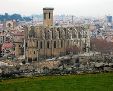 Convento de Manresa (La Seu) con la ciudad de fondo.