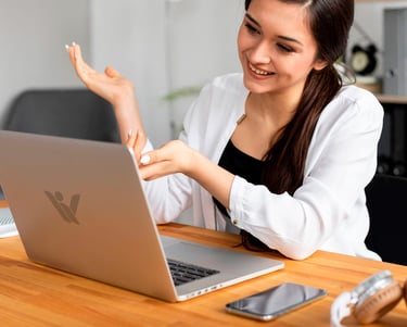 mujer con laptop en clases por Zoom