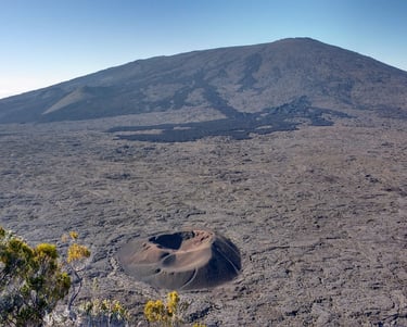 Excursion en VTC au Volcan, vue sur le Piton de la Fournaise depuis le Pas de Bellecombe.