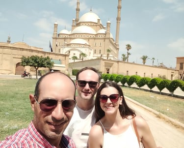 oferecemos serviços de traslado modernos na cidade do Cairo, incluindo transporte do aeroporto para os pontos turísticos
