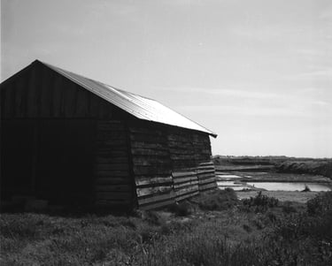une ancienne cabane à sel à guérande au moyen format