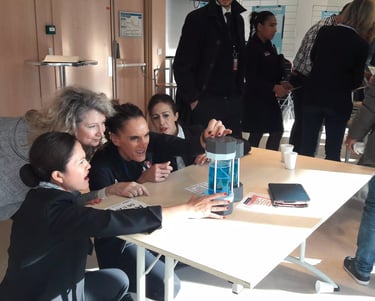 des personnes en train de manipuler de faux réservoirs d'essence 