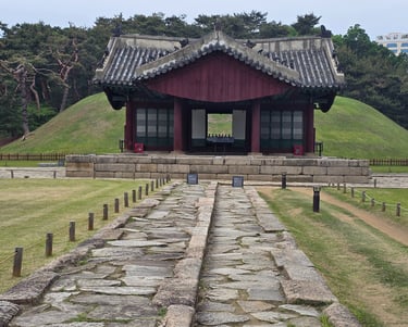Pathway to King Jungong's tomb area