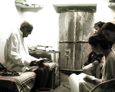 Shri Shastriji legge gli insegnamenti di Sri Gorakhnath dal Sanatan Dharma