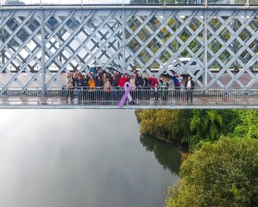 imagen feminista de un lazo rosa gigante en el puente internacional de Tui. Acto de visibilización  
