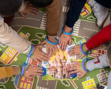 manos de niños educados en igualdad y feminismo tui CRA Clara