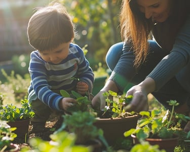 enfant accroupi au milieu des plantes avec une femme en train de jardiner