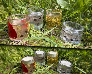 bougeoirs unique, fleuris et artisanaux posés sur l'herbe