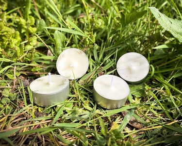 bougies faite maison au romarin et à la lavande, posées sur l'herbe