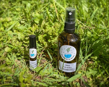 bouteille et roll-on d'huile bien-être fabriquée artisanalement, posé sur l'herbe