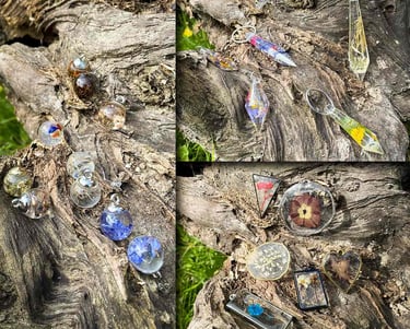 pendentif artisanaux posés sur une souche d'arbre