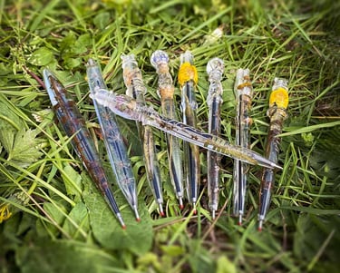 stylos artisanaux et fleuris unique posé sur l'herbe