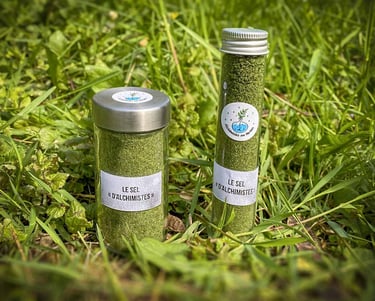 tube et pot de sel arrangé naturel et artisanal, posés sur l'herbe