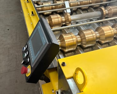 máquina que produz telha metálica galvalume ou aluzinco em diferentes formatos e cores