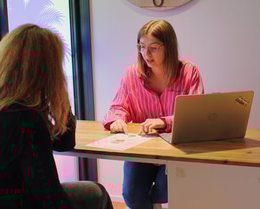 Diététicienne en pleine consultation.