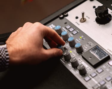Studio di mixing e mastering professionale: compressore SSL